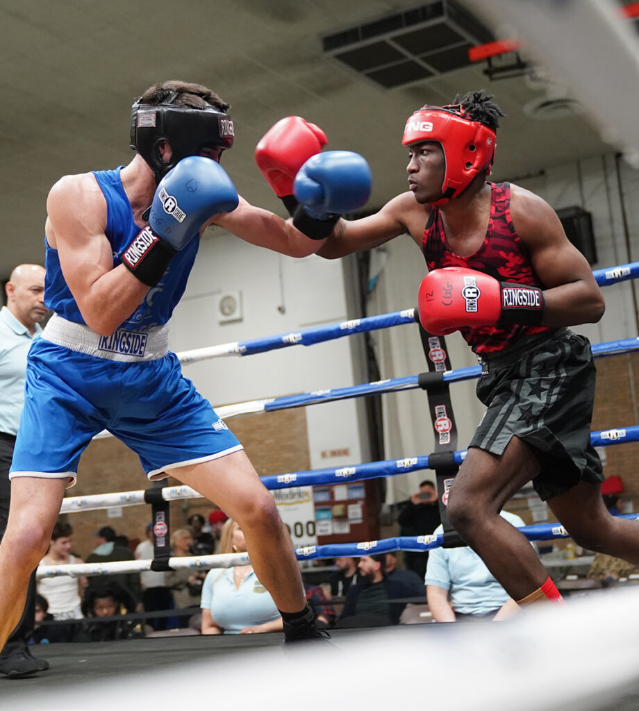 Zachary Carter battles Lane Hanlin in the semi-finals of the 2024 Chicago Golden Gloves